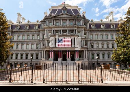 Washington, DC, USA. 30. Juni 2021. Im Bild: Das Executive Office Building, in dem sich das Büro des Vizepräsidenten der Vereinigten Staaten befindet, ist für die Feier des Unabhängigkeitstages dekoriert. Kredit: Allison Bailey/Alamy Live Nachrichten Stockfoto
