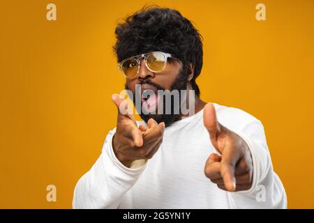 Lustiger afrikanischer Mann, der mit den Fingern auf dich zeigt Stockfoto