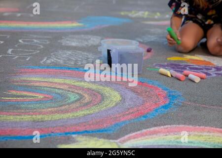 Kreide in Regenbogenfarben. Kreide zum Zeichnen auf der Schultafel und auf der Straße auf dem Bürgersteig. Kinderspielzeug ist Unterhaltung. Baby Buntstifte Box - mehrfarbige Kreide Stockfoto