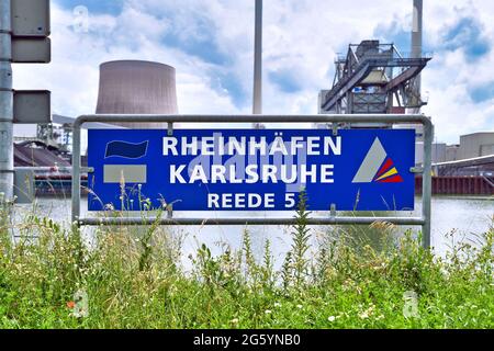 Karlsruhe Deutschland - Schild an der Industriestraße Rhein-Fluss-Hafen Nr. 5 Sprichwort „Rheinhäfen Karlsruhe Reede 5“ Stockfoto