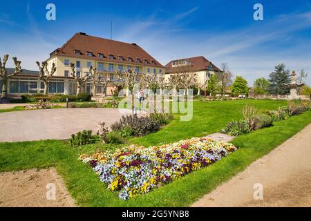 Bad Dürkheim, Deutschland - April 2021: Kurpark im Zentrum der Kurstadt Bad Dürkheim am sonnigen Frühlingstag Stockfoto