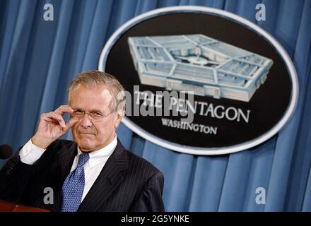 File Photo vom 11. November 2006 von Verteidigungsminister Donald H. Rumsfeld und General George Casey, Kommandeur der Multi-National Force-Iraq, führen im Pentagon eine Pressekonferenz zur aktuellen Lage im Irak durch. Donald Rumsfeld, der erbensische Architekt des Irakkrieges und ein Machtspieler aus Washington, der als US-Verteidigungsminister für zwei Präsidenten diente, ist im Alter von 88 Jahren gestorben. Foto von Olivier Douliery/ABACAPRESS.COM Stockfoto