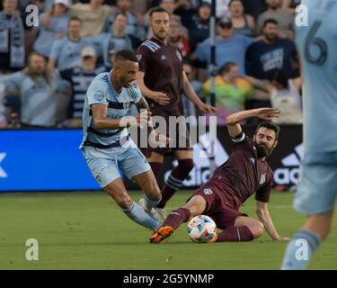 Kansas City, Kansas, USA. Juni 2021. Der Mittelfeldspieler Jack Price #19 (r) von Colorado Rapids macht in der ersten Spielhälfte ein defensives Tackle gegen den Sporting KC Forward Khry Shelton #11 (l). Kredit: Serena S.Y. Hsu/ZUMA Wire/Alamy Live News Stockfoto