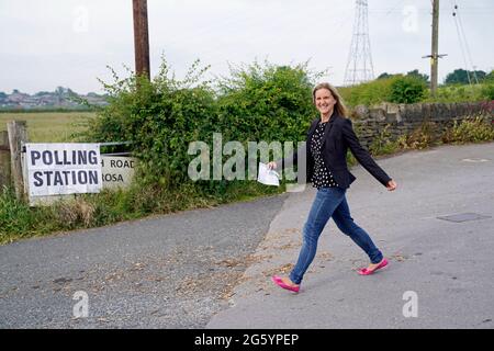 Kim Leadbeater, die Kandidatin der Labour-Partei, kommt zu ihrer Stimmabgabe im West Yorkshire-Wahlkreis Batley und Spen, den ihre ältere Schwester vertrat, bevor sie 2016 von einem rechtsextremen Terroristen getötet wurde. Bilddatum: Donnerstag, 1. Juli 2021. Stockfoto