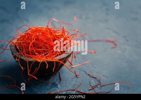 Chili-Fäden in kleiner Schüssel auf dunklem Hintergrund Stockfoto