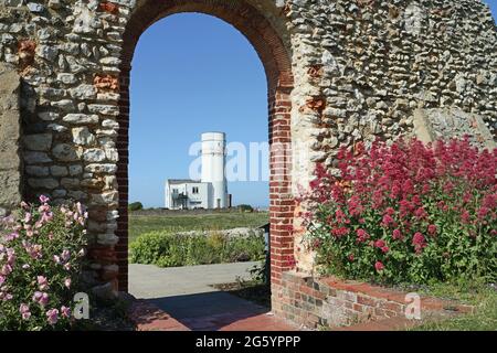 Der Leuchtturm in Old Hunstanton vom Ruinenbogen der St. Edmund's Chapel aus gesehen. Stockfoto