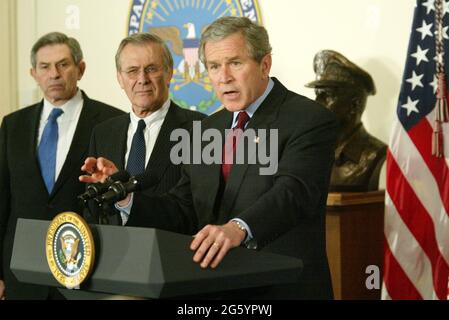 File photo dated March 25, 2003 of United States President George W. Bush (R) speaks next to US Secretary of Defense Donald Rumsfeld (C) and US Deputy Secretary of Defense Paul Wolfowitz (L) during a visit at the Pentagon in Arlington, Virginia. Donald Rumsfeld, der erbensische Architekt des Irakkrieges und ein Machtspieler aus Washington, der als US-Verteidigungsminister für zwei Präsidenten diente, ist im Alter von 88 Jahren gestorben. Foto von Alex Wong/Pool via CNP/ABACAPRESS.COM Stockfoto