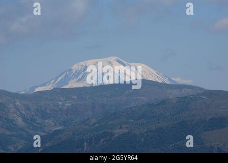 Mount Adams steigt über einen Grat am Mt. St. Helens National Monument Stockfoto