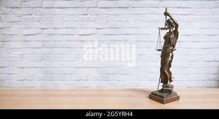 Justitia-Statue oder Justitia-Statue auf dem Schreibtisch - Gerichtsstand für das Rechtsrecht Stockfoto
