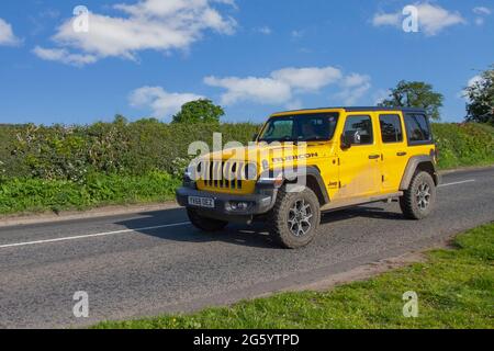 2019 gelber Jeep Wrangler 8-Gang-automatischer 2143-ccm-Diesel-LKW, auf dem Weg zur Capesthorne Hall Classic Car Show im Mai, Cheshire, Großbritannien Stockfoto