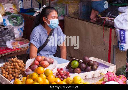 Weibliche kambodschanische Verkäufer von tropischen frischen Früchten, die während der Coronavirus-Pandemie eine schützende Gesichtsmaske/Abdeckung auf dem Kandal-Markt trug. Phnom Penh, Kambodscha. März 2020. © Kraig Lieb Stockfoto