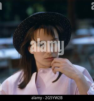 Kristin Scott Thomas, britisch-französische Schauspielerin, hier bei einem Fototermin in München, anlässlich der Dreharbeiten für den deutschen Films: Sentimental Journey, darin spielt sie die Rolle der Bettina, Portrait 1987. Kristin Scott Thomas, britisch-französische Schauspielerin, hier bei einer Fotosession in München, anlässlich der Dreharbeiten zum deutschen Film: Sentimental Journey, in dem sie die Rolle der Bettina spielt, Portrait 1987. Stockfoto
