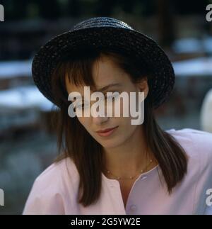 Kristin Scott Thomas, britisch-französische Schauspielerin, hier bei einem Fototermin in München, anlässlich der Dreharbeiten für den deutschen Films: Sentimental Journey, darin spielt sie die Rolle der Bettina, Portrait 1987. Kristin Scott Thomas, britisch-französische Schauspielerin, hier bei einer Fotosession in München, anlässlich der Dreharbeiten zum deutschen Film: Sentimental Journey, in dem sie die Rolle der Bettina spielt, Portrait 1987. Stockfoto