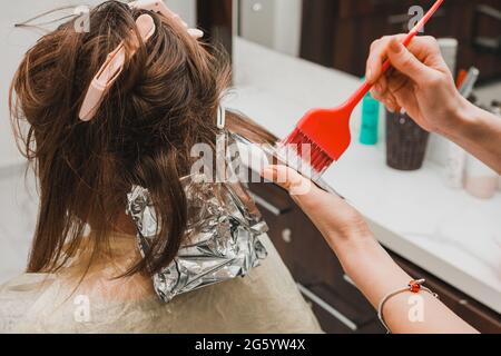 Beginn der Haarfärbung, Färbung Technik balayag, Haarbleiche für die Anwendung von Farbe. Neu Stockfoto