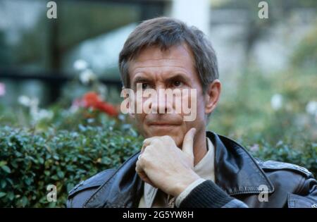 Anthony Perkins, amerikanischer Schauspieler und Regisseur, Aufnahmen bei den Dreharbeiten in Deutschland für den Film: Der Mann nebenan, 1991. Anthony Perkins, amerikanischer Schauspieler und Regisseur, Dreharbeiten in Deutschland für den Film: Der Mann Nebenan, 1991. Stockfoto