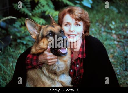 Kommissar Rex, Fernsehen, SAT1, Krimi-Serie, 1995, Folge: Der maskierte Tod, Szene: Senta Berger in der Rolle der Karla Wilke mit Schäferhund Rex. Kommissar Rex, TV SAT1, Krimiserie, 1995, Folge: Der maskierte Tod, Szene: SENTA BERGER als Karla Wilke und Schäferhund als Kommissar Rex. Stockfoto