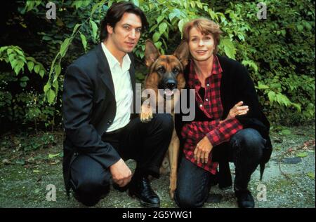 Kommissar Rex, SAT1 TV Krimiserie, 1995, Folge: Der maskierte Tod, Szene: Schäferhund Rex und TOBIAS MORETTI als Moser, SENTA BERGER als Karla Wilke. Kommissar Rex, TV-Krimiserie SAT1, 1995, Folge: Der maskierte Tod, Szene: Tobias Moretti, Schäferhund Rex, Senta Berger Stockfoto