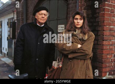 Hörigkeit des Herzens, SAT1 Fernsehfilm, 1993, Szene: KLAUSJÜRGEN WUSSOW als Pfarrer Thieze, MAREN SCHUMACHER als Eva Silbert. Hoerigkeit des Herzens, SAT1 TV Film, 1993, Szene: Klausjuergen Wussow und Maren Schumacher Stockfoto