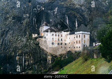 Predjama Schloss im Renaissancestil in einer Höhlenmündung in Süd-Zentral-Slowenien, Dorf Predjama gebaut Stockfoto