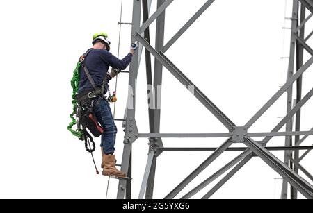 Elektriker arbeitet an einem Pol, Hochspannung Stockfoto