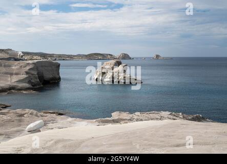 The Wave Sculpted Rocks Of The Beach Am Sarakiniko Beach Auf Der Insel Milos, Griechenland Stockfoto