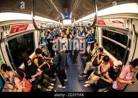 Der Innenraum des neuen MTR-Zuges von Sung Wong Toi nach Kwa Wan wurde am 27 2021. Juni eröffnet und verbindet eine 56 Kilometer lange Strecke, die 27 Stat durchquert Stockfoto