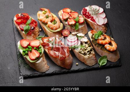 Vorspeisen-Tafel mit traditionellen spanischen Tapas-Set. Italienische Antipasti-Bruschetta-Snacks Stockfoto