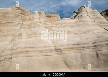 The Wave Sculpted Rocks Of The Beach Am Sarakiniko Beach Auf Der Insel Milos, Griechenland Stockfoto