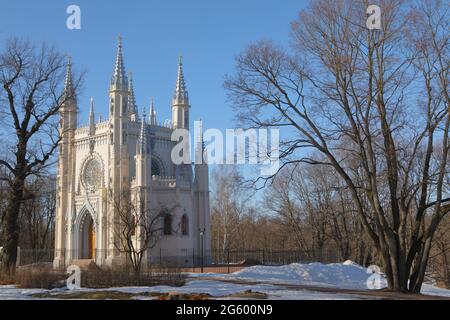 Peterhof, St. Petersburg, Russland, 19. März 2019: Gotische Kapelle im Garten von Alexandria an einem sonnigen Frühlingstag. Die Kapelle wurde 1829 von Karl Friedrich Schinkel im neugotischen Stil entworfen und im Juli 1834 geweiht Stockfoto