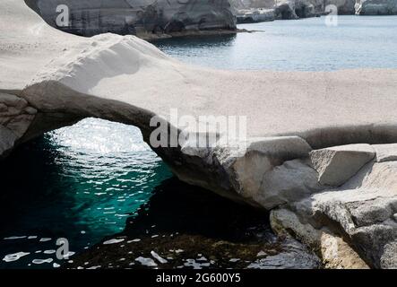 The Wave Sculpted Rocks Of The Beach Am Sarakiniko Beach Auf Der Insel Milos, Griechenland Stockfoto