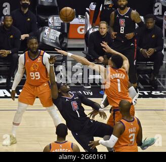 Los Angeles, Usa. Juli 2021. Reggie Jackson (1) wird von der Wache von Phoenix Suns, Devin Booker (1), während der ersten Halbzeit von Spiel 6 des Finales der Western Conference im Staples Center in Los Angeles am Mittwoch, den 30. Juni 2021, gefoult. Foto von Jim Ruymen/UPI Credit: UPI/Alamy Live News Stockfoto