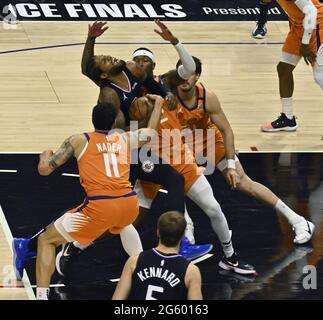 Los Angeles, Usa. Juli 2021. Der Los Angeles Clippers-Stürmer Paul George (13) wird von den Verteidigern von Phoenix Suns in der ersten Hälfte des Spiels 6 der Western Conference-Finals am Mittwoch, den 30. Juni 2021, im Staples Center in Los Angeles dreifach zusammengebracht. Foto von Jim Ruymen/UPI Credit: UPI/Alamy Live News Stockfoto