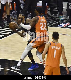 Los Angeles, Usa. Juli 2021. Los Angeles Clippers Stürmer Paul George (13) wird von Phoenix Suns Zentrum Deandre Ayton (22) während der zweiten Hälfte in Spiel 6 der Western Conference Finale im Staples Center in Los Angeles am Mittwoch, 30. Juni 2021 fouliert. Foto von Jim Ruymen/UPI Credit: UPI/Alamy Live News Stockfoto