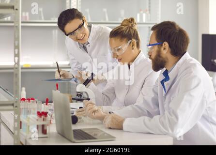 Gruppe junger Wissenschaftler, die in einem modernen Pharma- oder Biotech-Wissenschaftslabor arbeiten Stockfoto