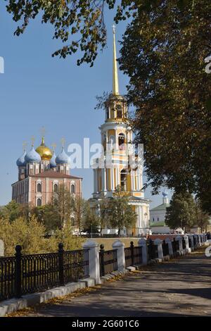 Rjasan, Russland, 27. September 2015: Die Kathedrale von Assumption und der Glockenturm im Rjasanischen Kreml. Die russische barocke Mariä-Himmelfahrt-Kathedrale wurde 1693-1699 nach einem Entwurf von Jakov Buchhvostov errichtet. Der Glockenturm der Kathedrale wurde von 1797 bis 1840 nach dem Entwurf von vier Architekten, Stepan Vorotilow (erste Stufe), Giovanni Ruska (zweite Stufe), Konstantin Thon (dritte Stufe), Nikolay Voronikhin (vierte Stufe), erbaut. Stockfoto