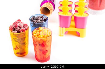 Gefrorene Beeren für die Herstellung von gesunden Sommereis, diy für Kinder, Aktivitäten zu Hause. Erfrischende Snacks Eiszubereitung. Gesundes Dessert. Stockfoto