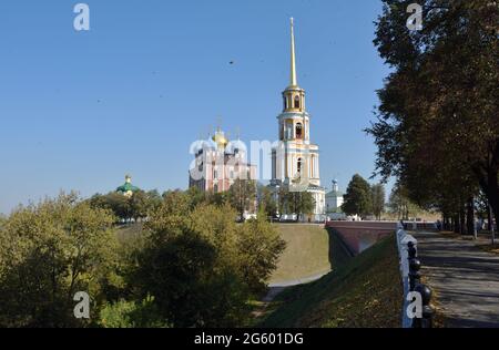 Rjasan, Russland, 27. September 2015: Die Kathedrale von Assumption und der Glockenturm im Rjasanischen Kreml. Die russische barocke Mariä-Himmelfahrt-Kathedrale wurde 1693-1699 nach einem Entwurf von Jakov Buchhvostov errichtet. Der Glockenturm der Kathedrale wurde von 1797 bis 1840 nach dem Entwurf von vier Architekten, Stepan Vorotilow (erste Stufe), Giovanni Ruska (zweite Stufe), Konstantin Thon (dritte Stufe), Nikolay Voronikhin (vierte Stufe), erbaut. Stockfoto