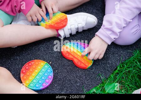 Trendy Silizium zappelnde Spiel sensorische Spielzeug Pop it. regenbogen weichen Silikonblasen. Angstlinderung, Antistress, psychische Gesundheit Konzept. Anti-Stress-Spiel popit. Stockfoto