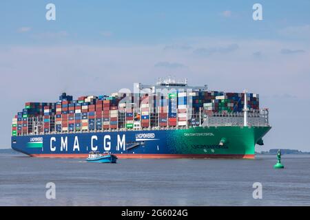 Stade, Deutschland - 25. Juni 2021: Eines von neun Schwesterschiffen und größten LNG-betriebenen Schiffen der Welt, das Containerschiff CMA CGM CONCORDE auf der Elbe Stockfoto