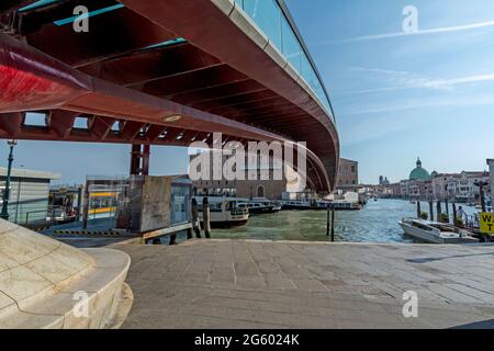 Die Ponte della Costituzione (Verfassungsbrücke) ist die vierte Brücke über den Canale Grande in Venedig, Italien. Es wurde im Jahr 2007 mit viel c Stockfoto