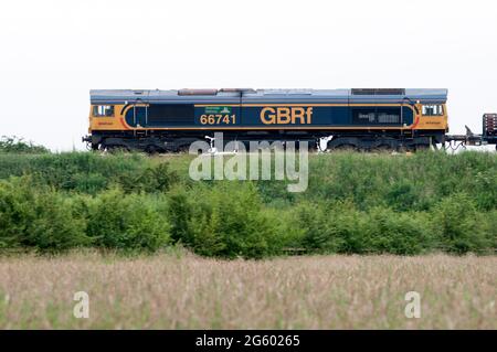 Diesellokomotive der Baureihe 66, Nr. 66741, „Swanage Railway“, die einen Güterzug zieht, Warwickshire, Großbritannien Stockfoto