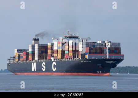 Stade, Deutschland - 25. Juni 2021: Das Containerschiff MSC REGULUS, gebaut von Hyundai Heavy Industries, wurde derzeit an die Mediterranean Shipping Company gechartert ( Stockfoto
