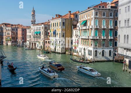 Wassertaxis und Gondeln teilen sich den Canal Grande (Canale Grande in Venedig, Italien) Stockfoto