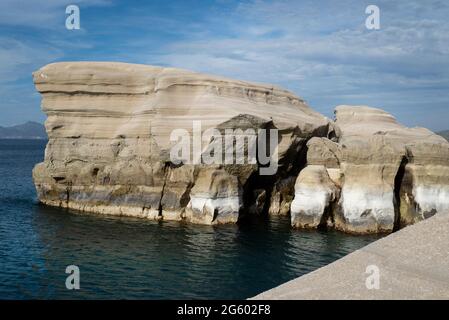 The Wave Sculpted Rocks Of The Beach Am Sarakiniko Beach Auf Der Insel Milos, Griechenland Stockfoto