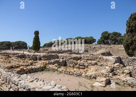 EMPURIES, SPANIEN-8. MAI 2021: Archäologische Überreste der antiken Stadt Empuries. Überreste eines griechischen Festungswämmens. Archäologisches Museum von Katalonien, Spanien. Stockfoto