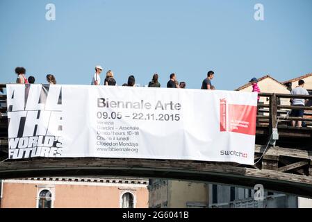 Ein Banner der Biennalo Arte, das an der Ponte dell Accademia (Accademia-Brücke) über den Canale Grand (Canale Grande) in Venedig, Italien, befestigt ist. Der Stockfoto