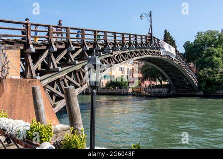 Ponte dell Accademia (Accademia-Brücke) über den Canale Grand (Canal Grande) in Venedig, Norditalien. Die hölzerne Fußgängerbrücke verbindet Stockfoto