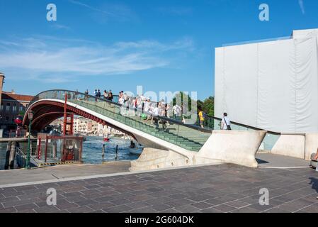 Die Ponte della Costituzione (Verfassungsbrücke) ist die vierte Brücke über den Canale Grande in Venedig, Italien. Es wurde 2007 mit viel abgeschlossen Stockfoto