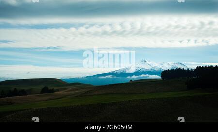 Schnee bedeckt Mt Ruapehu unter den stürmischen Wolken, Blick von der Desert Road, North Island Stockfoto