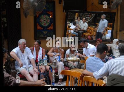 Shisha Pfeife rauchen El Fishawy Café im alten Khan el Khalili Basar in Kairo, Ägypten. Rauchen Shisha Pfeife Stockfoto